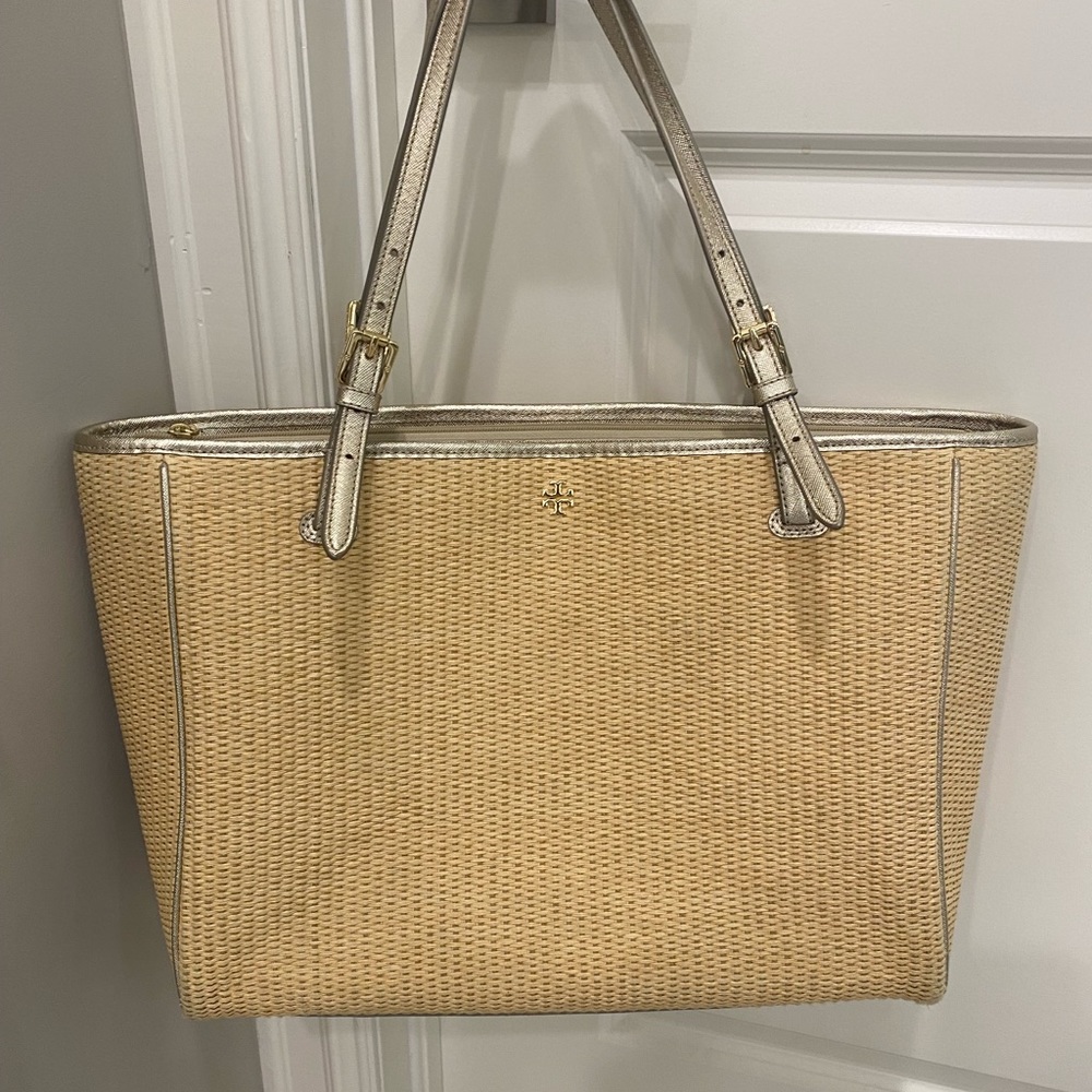 Tory Burch straw and gold purse. Carried 3 times. Pet free smoke free home.